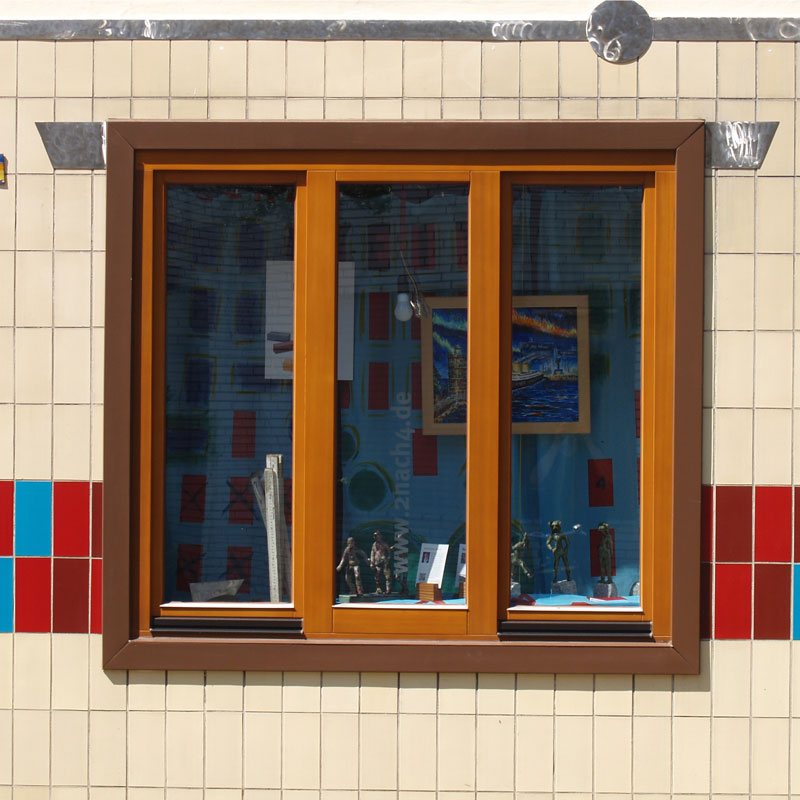 Ein Schaufenster des 2nach4 Künstlerladens